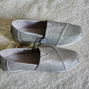 Toms glimmer classic slip on shoes color silver size 4.5
